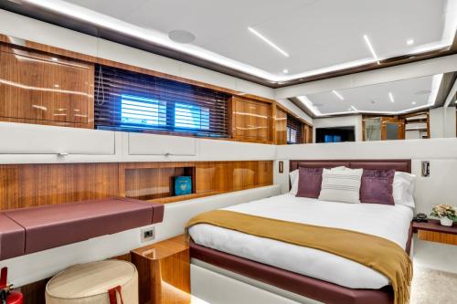 044-Lady-Caroline-Starboard-Queen-Size-Cabin