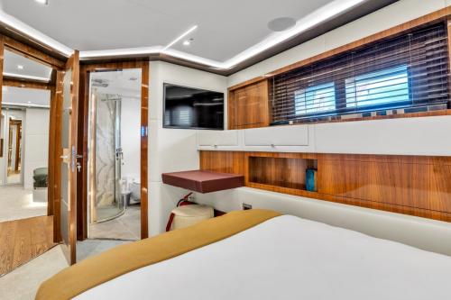 045-Lady-Caroline-Starboard-Queen-Size-Cabin